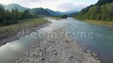 空中飞行：喀尔巴阡山脉上山河的飞行